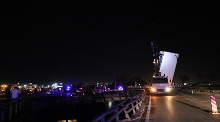 Tır, yük treninin üstüne çıktı