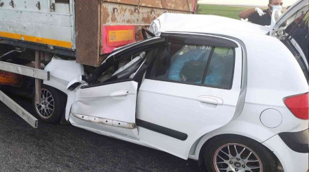 Tıra arkadan çarpan otomobil 2 genç kadına mezar oldu