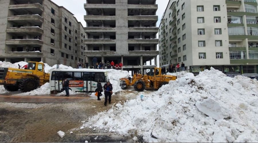 Tonlarca kar vatandalarn zerine dt