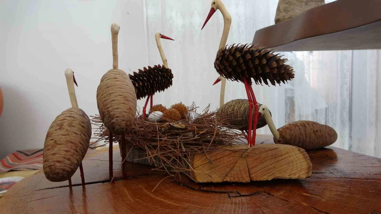Topladığı ağaç ve kozalakları sanat eserine dönüştürüyor