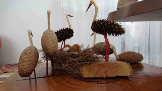 Topladığı ağaç ve kozalakları sanat eserine dönüştürüyor