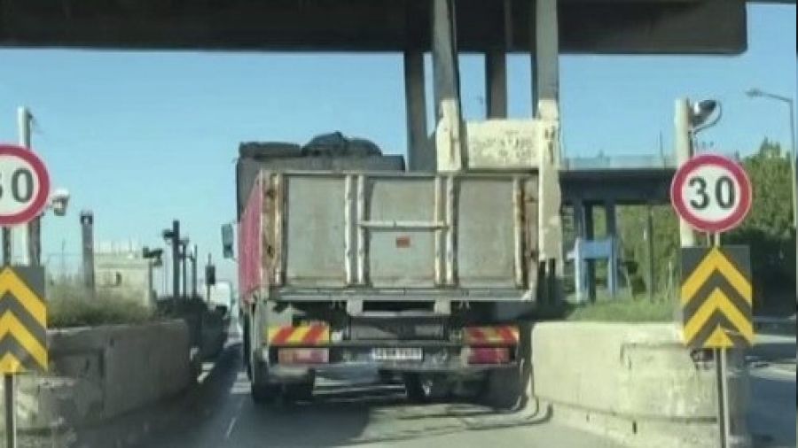 Tuzla'da kamyon gişelere çarptı