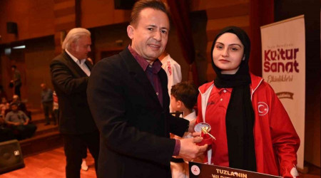 Tuzla'nın başarılı öğrencilerine altın yağmuru