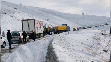 Van-Hakkari karayoluna çığ düştü