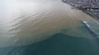 Yağış sonrası denizin kıyı şeridindeki rengi değişti