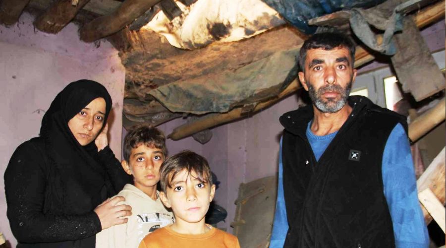 Yağmurda toprak evin damı çöktü