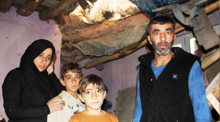 Yağmurda toprak evin damı çöktü
