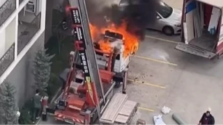 6. kata eşya çıkaran vinçli kamyon alev alev yandı