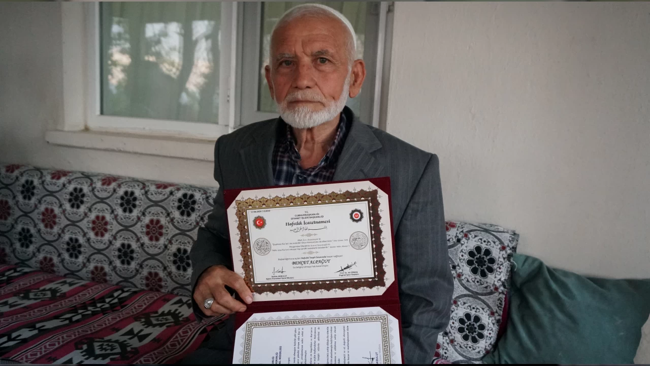 76 yaşında hafız oldu