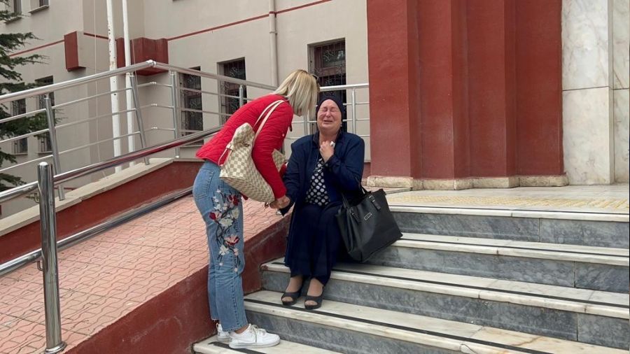 Acılı eş adliye önünde adalet istedi