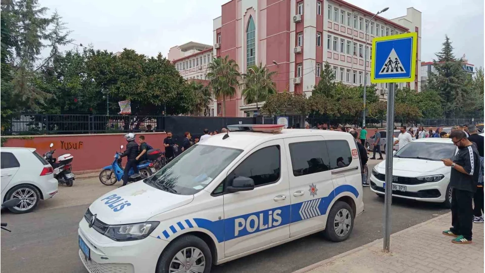 Adana'da okulda bıçaklı saldırı