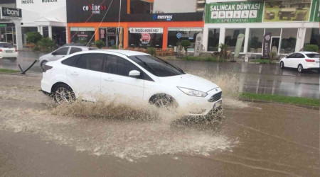 Adana'da sağanak yağış yolları nehre çevirdi