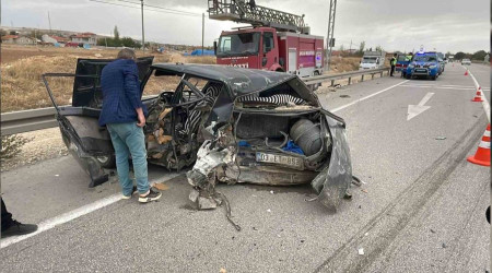 Afyonkarahisar'da iki otomobil çarpıştı: 1 ölü, 4 yaralı