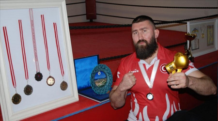 Altın eldivenlerini açık artırmaya çıkardı