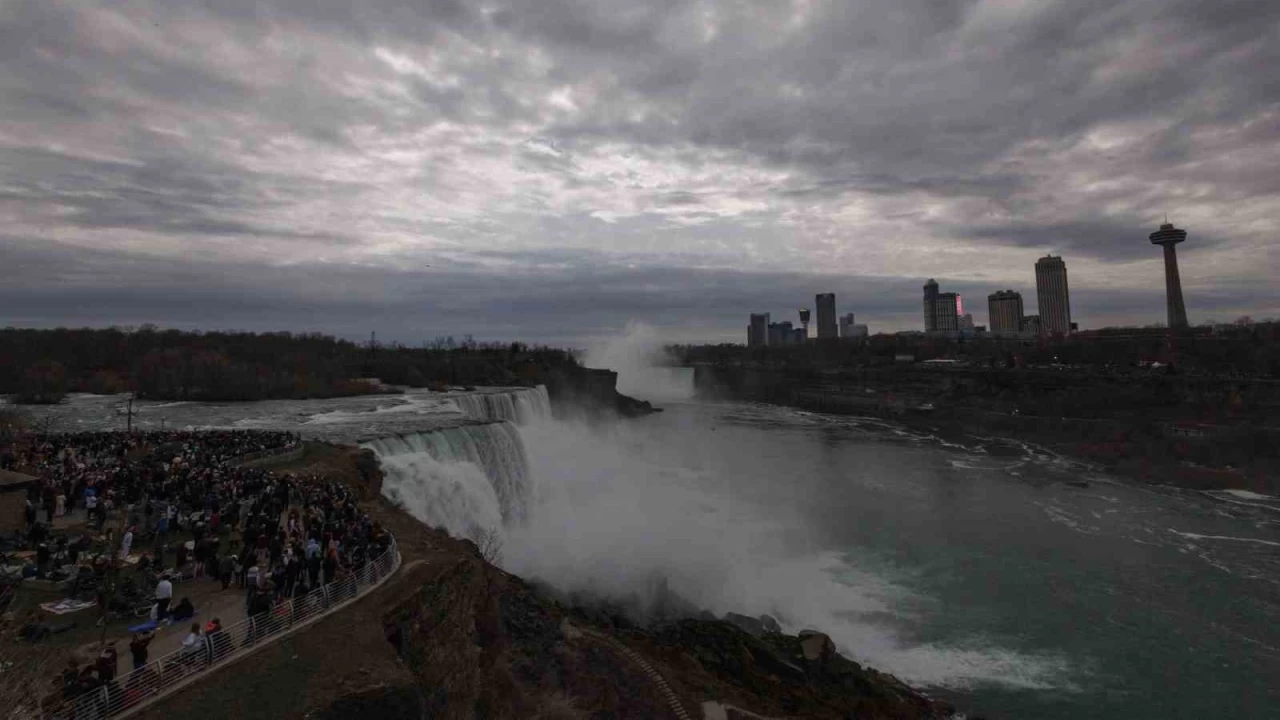 Anne, iki ocuuyla birlikte Niagara elalesi'nde intihar etti