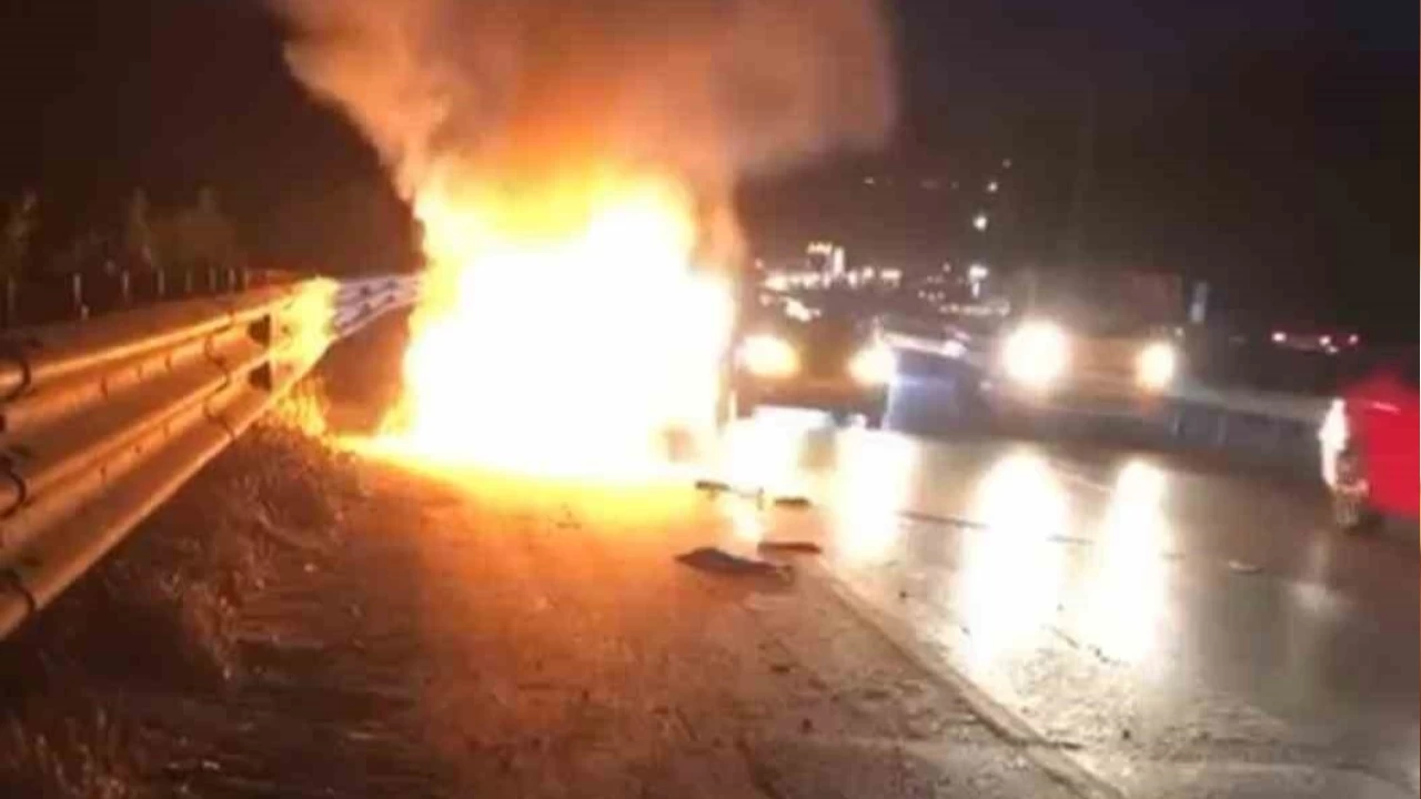 Arıza yapan araç bomba gibi patladı