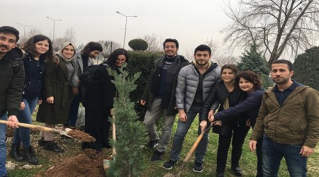 Arkalarında bir fidan bırakan "PAÜ'lü Öğrenciler"