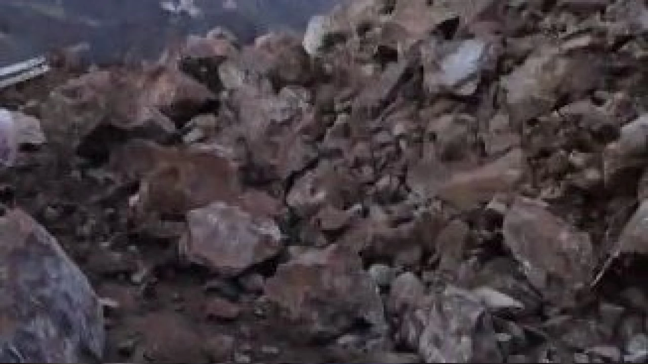 Artvin Ardanuç'ta heyelan: 6 köy yolu kapandı