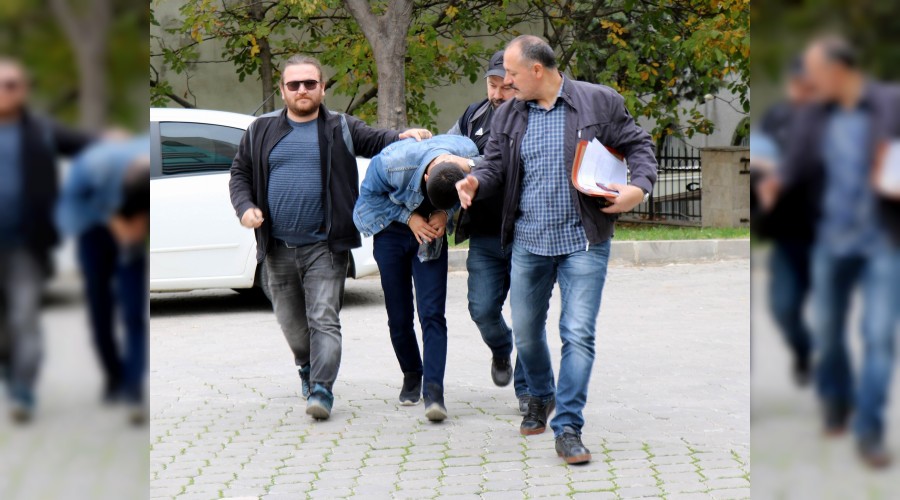 Baba-oğul gençleri zehirliyorlardı