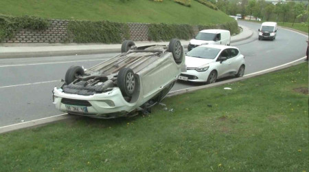 Başakşehir'de otomobil takla attı: 2 yaralı