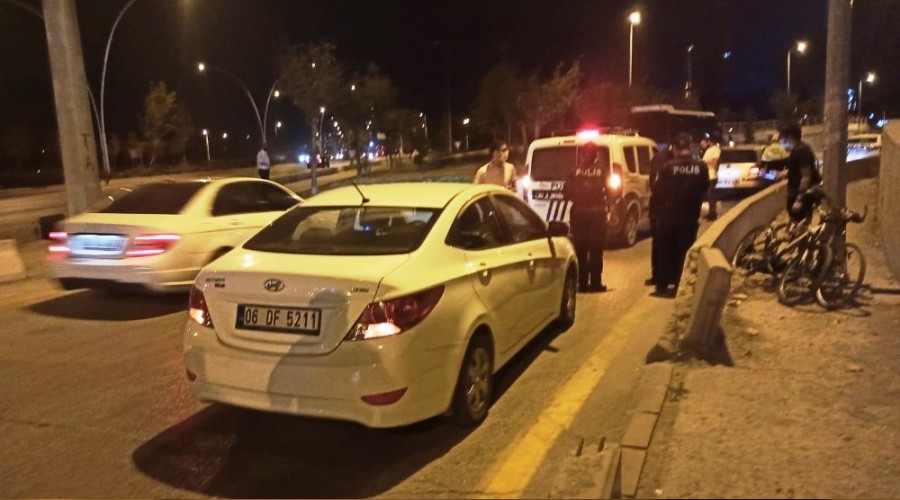 Başkent'te bir otomobil, bisikletli gence çarptı