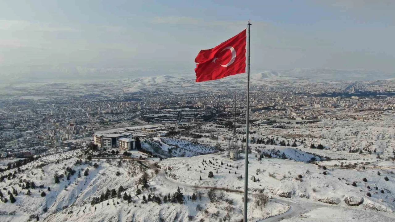 Beyaz gelinliini giyen Elaz'da dondurucu souklar balad