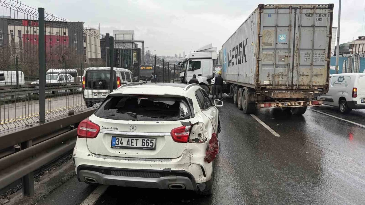 Beylikdz'nde E-5'te kaza: Makaslayan tr yolu kapatt