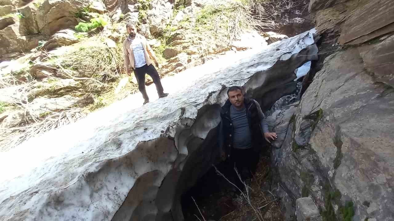 Bitlis'in kar tnelleri buzdan maaralar andryor