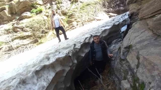 Bitlis'in kar tnelleri buzdan maaralar andryor