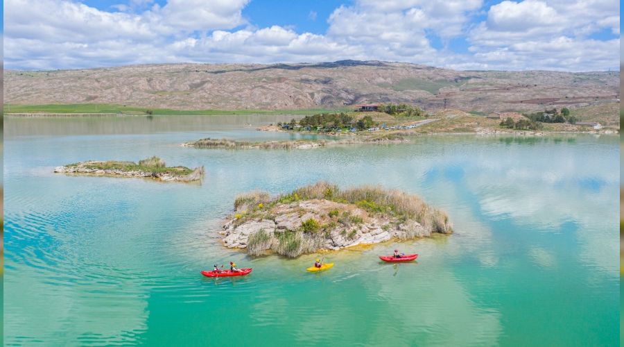 Bozkırın ortasındaki göl dikkat çekiyor