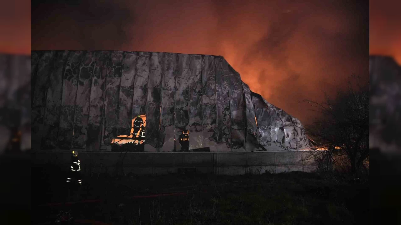Bursa'da gıda deposundaki yangın kontrol altına alındı