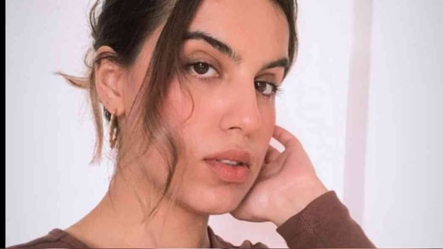 Büyükçekmece'de alışveriş merkezinin terasından atladı