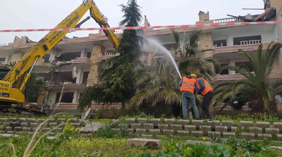 Büyükçekmece'de depreme dayanıklı olmayan binaların yıkımı sürüyor