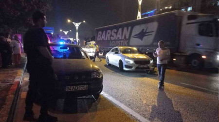 D-100'de 4 araç kazaya karıştı, trafik durma noktasına geldi