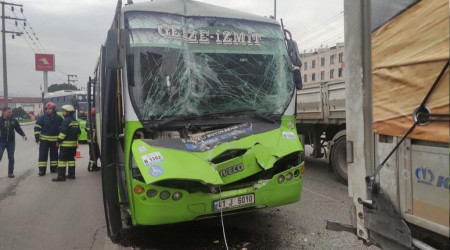 D-100'de halk otobüsü tıra çarptı: 7 yaralı
