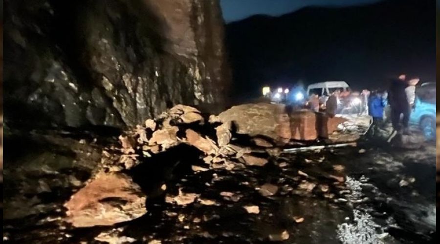 Dev kayalar yola düştü