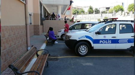 Devamsızlık yüzünden okulu birbirine kattı