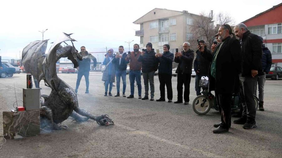 Ejderhayı gören cep telefonuna sarıldı
