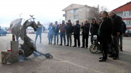 Ejderhayı gören cep telefonuna sarıldı