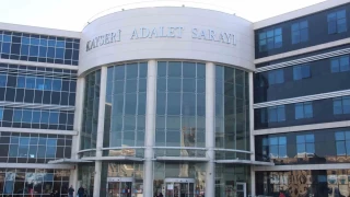 Eniştesi bildiği babasını öldüren kadın hakim karşısına çıktı