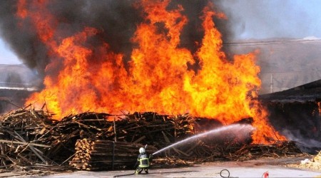 Erzincan'da kereste fabrikasında büyük yangın