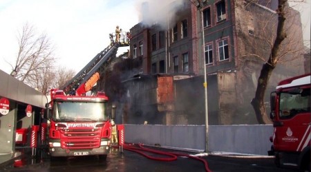 Fatih'te 4 katlı metruk bina ikinci kez yandı