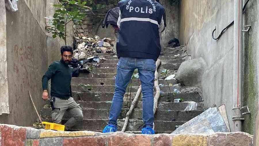 Fatih'te metruk gecekonduda insan kafatası ve kemikleri bulundu
