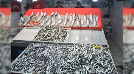 Fırtına balık tezgahlarını vurdu