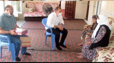 Görme engelli kadına elektronik Kur'an-ı Kerim