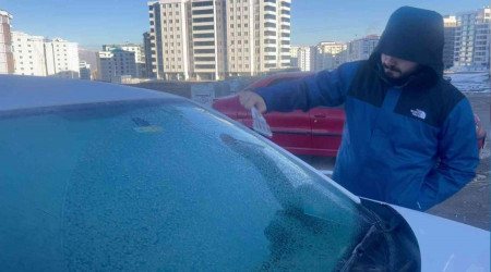 Hava sıcaklığının eksi 11'e düştüğü Erzurum'da her yer buz tuttu