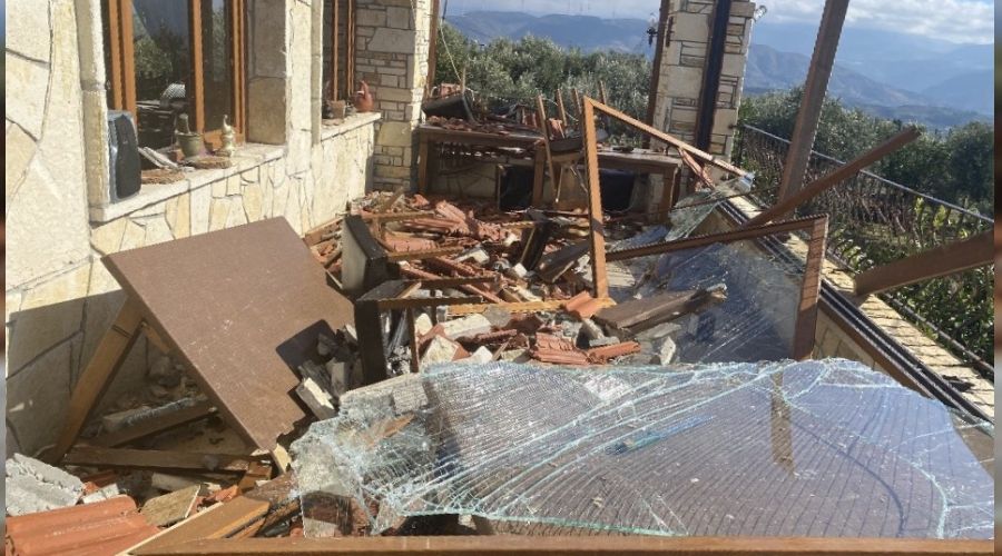 Hortum restoranın çatısını yerle bir etti