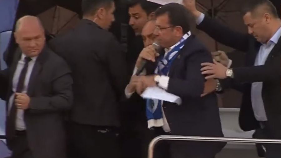 İmamoğlu'na Erzurum'da taşlı saldırı