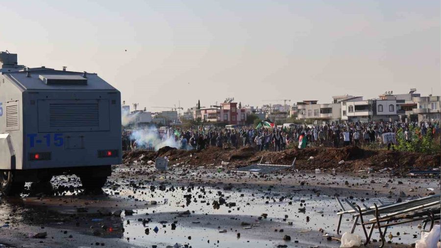 İncirlik Üssü'ne giremeyen grup üs etrafındaki tarlaları ateşe verdi