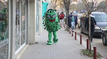 İnegöl'de 'koronavirüs kostümü'yle uyarı yapıldı